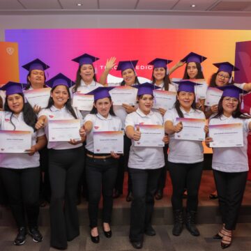 F (2) (1) Scania Perú continúa impulsando la inclusión en el transporte pesado con la graduación de nuevas mujeres conductoras