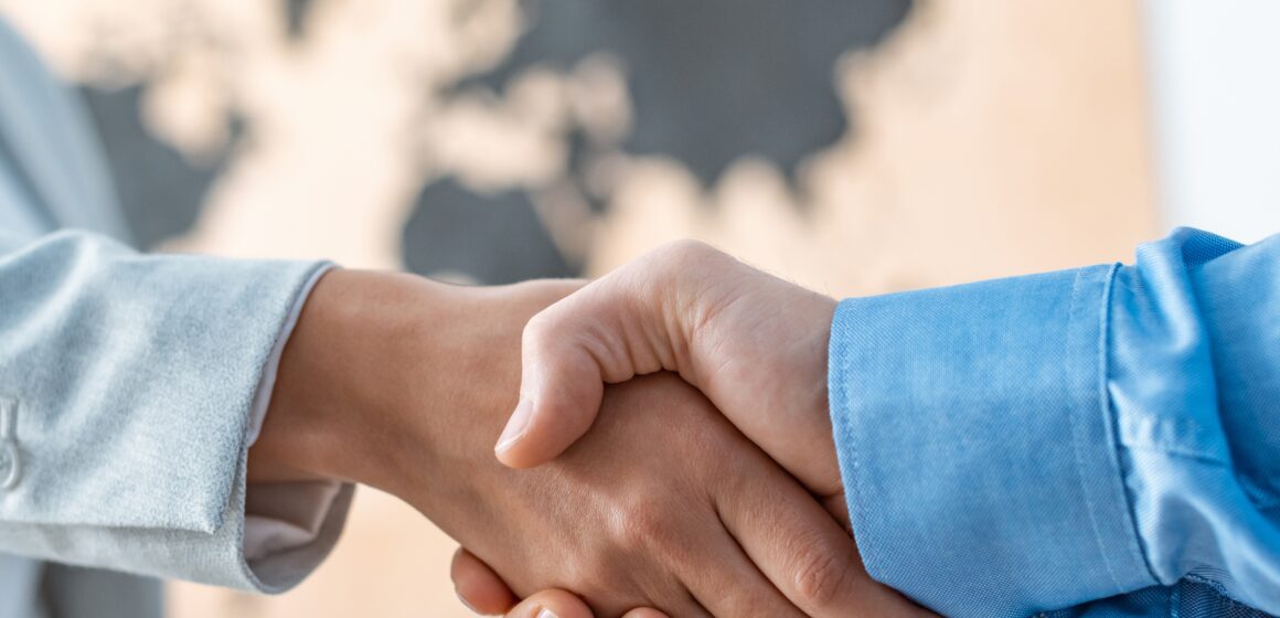 cropped view of travel agent and client shaking hands in office Vínculos en Asia: ¿cómo las nuevas alianzas fortalecen la proyección comercial del Perú?
