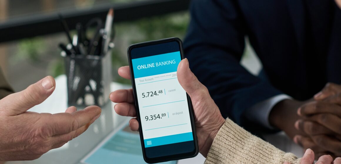 senior-woman-using-banking-app-2025-08-03-20-02-48-utc Fintech Enazul espera colocar préstamos por 50 millones de soles