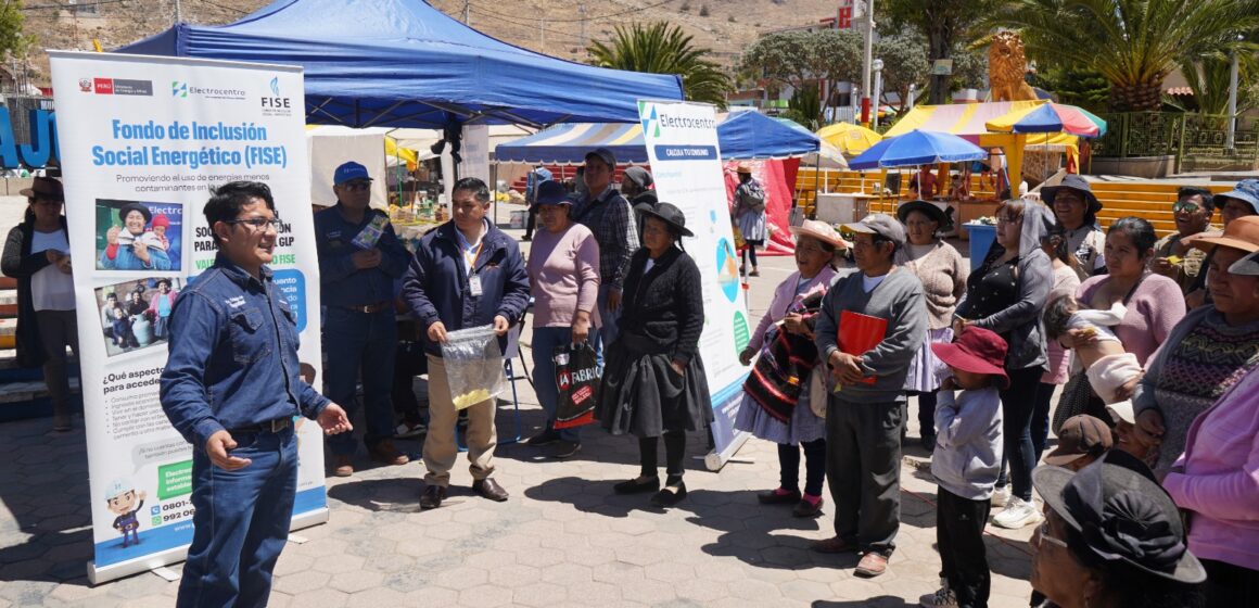 Electrocentro llevó orientación y servicios a la feria de Chongos Bajo con su Caravana de la Energía