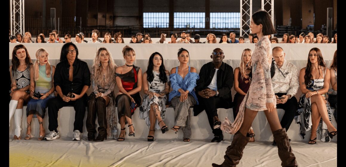 Becky G, Ester Expósito y Lila Moss: celebrities presentes en el desfile de «Desigual Studio» la nueva línea premium de la marca