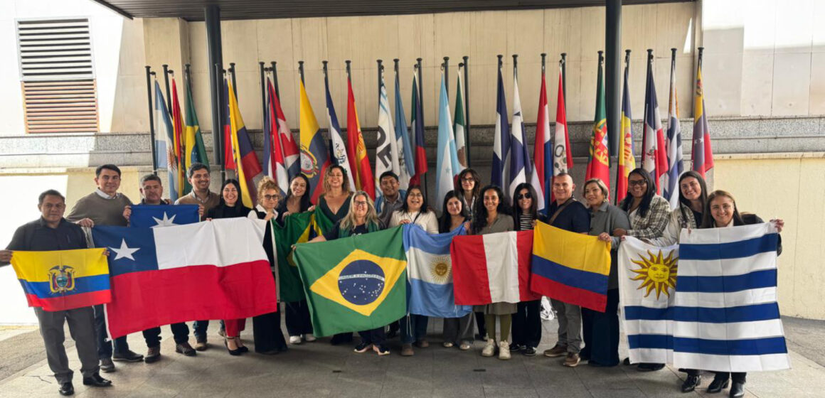 Embajadores de Escuela Plus en Madrid Tres docentes representaron a Perú en la cumbre de Educadores de Iberoamérica en Madrid