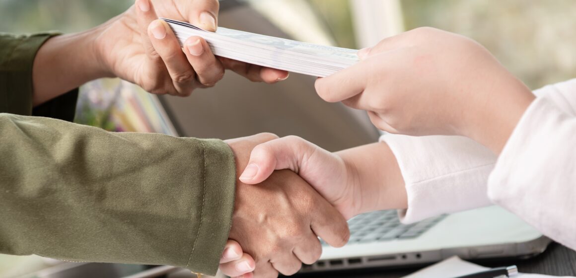 business-people-shaking-hands-finishing-up-meeting Encuesta de Remuneración Total 2025: qué están ofreciendo hoy las empresas y dónde se concentra la demanda de talento