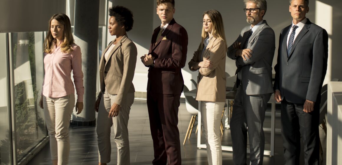 Multiethnic corporate staff standing in row and looking in the camera El 80% de la rotación laboral se origina en la selección: la neurociencia ayuda a elegir al candidato correcto