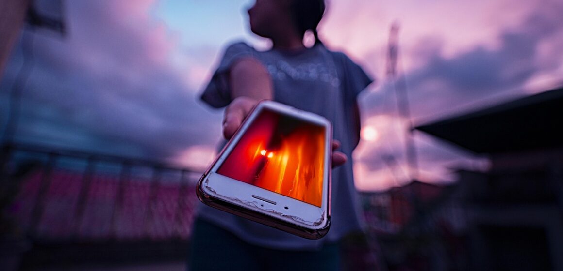 reflection-on-mobile-5028517_1280 3 métodos efectivos para deshacerte de las llamadas SPAM