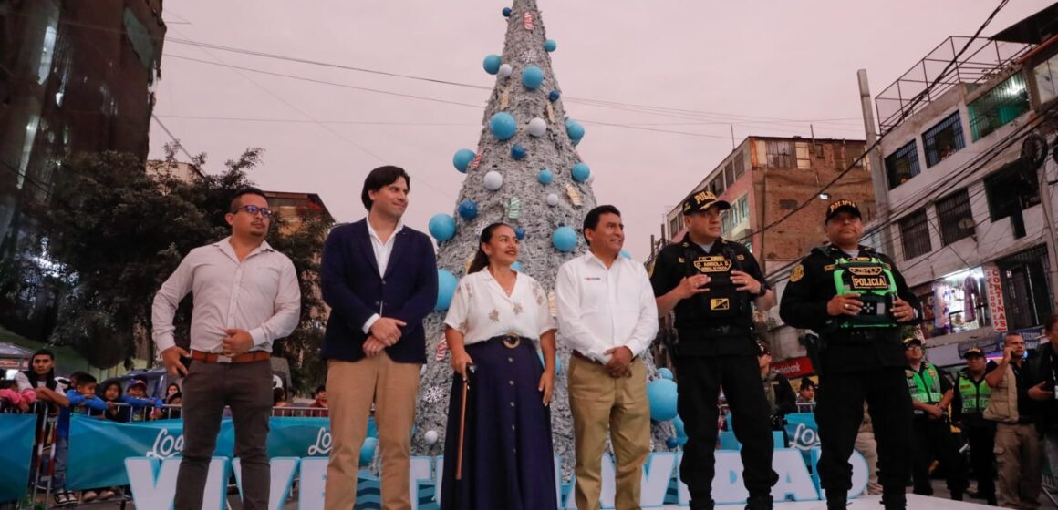 346 ISM instala dos árboles navideños para reforzar la seguridad ciudadana en Gamarra