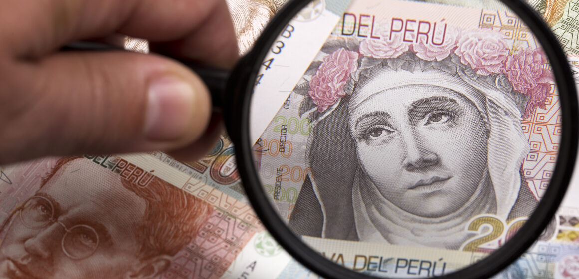 peruvian-money-in-a-magnifying-glass-2024-12-13-16-34-47-utc BCP: economía crecería al menos 3.2% en el 2026, sostenido por el consumo privado