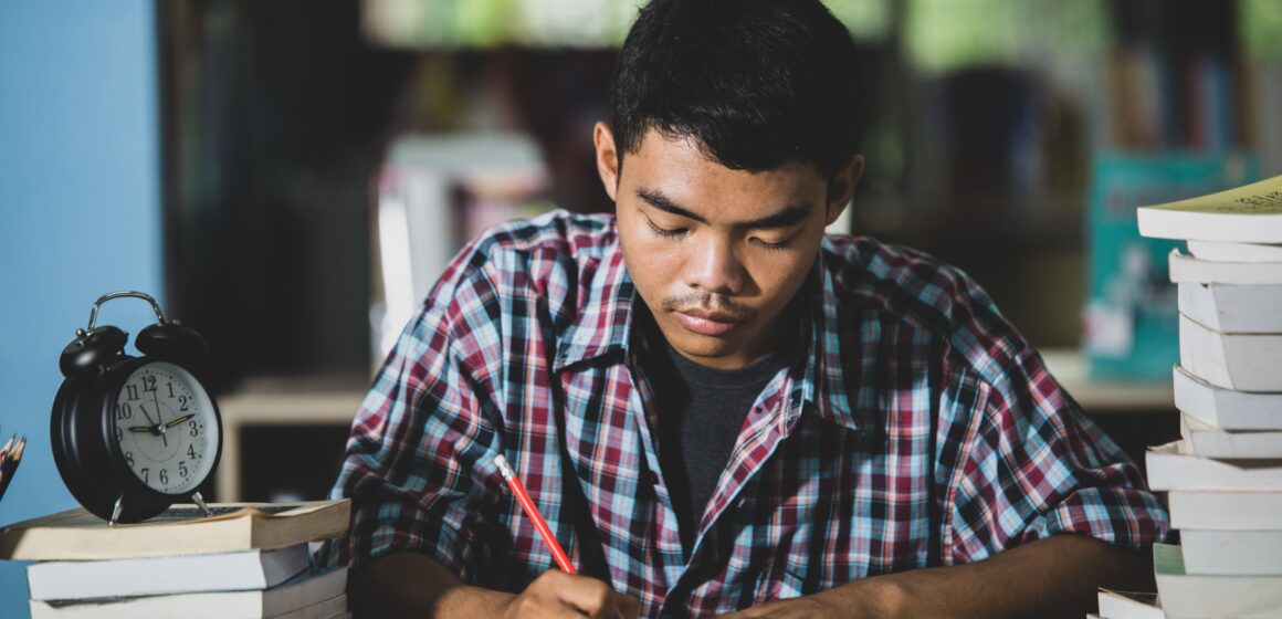 ¿Terminaste el colegio y aún no sabes qué estudiar o dónde trabajar? Accede gratis a cursos virtuales que te preparan para conseguir empleo formal