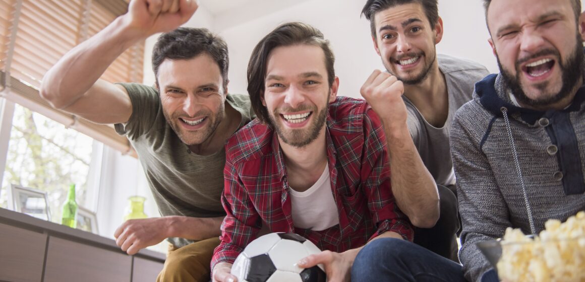 friends-watching-football-match (1) Eventos de fútbol aumentarán la demanda del delivery hasta en 20%