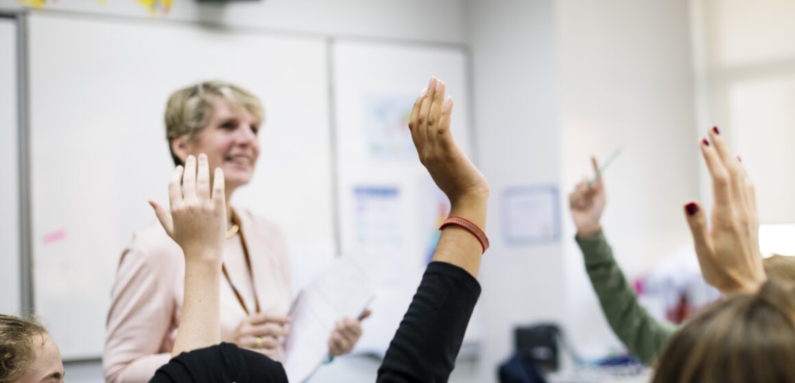 Group of student learning arms raised El bajo nivel de inglés en Perú limita oportunidades para miles de jóvenes: Global Growth Academy propone una respuesta regional