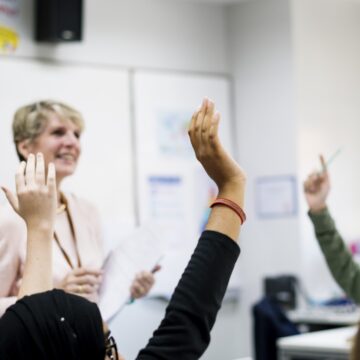 Group of student learning arms raised El bajo nivel de inglés en Perú limita oportunidades para miles de jóvenes: Global Growth Academy propone una respuesta regional