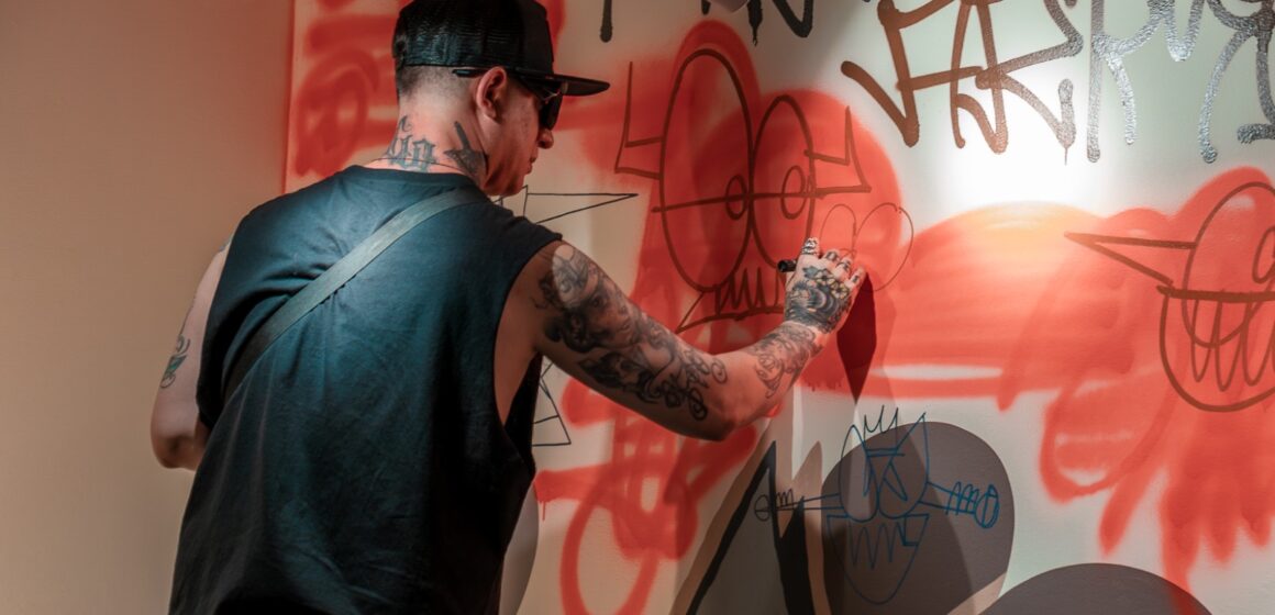 Artmi x Conrad: presentan muestra artística que lleva el graffiti a la sala de exposición