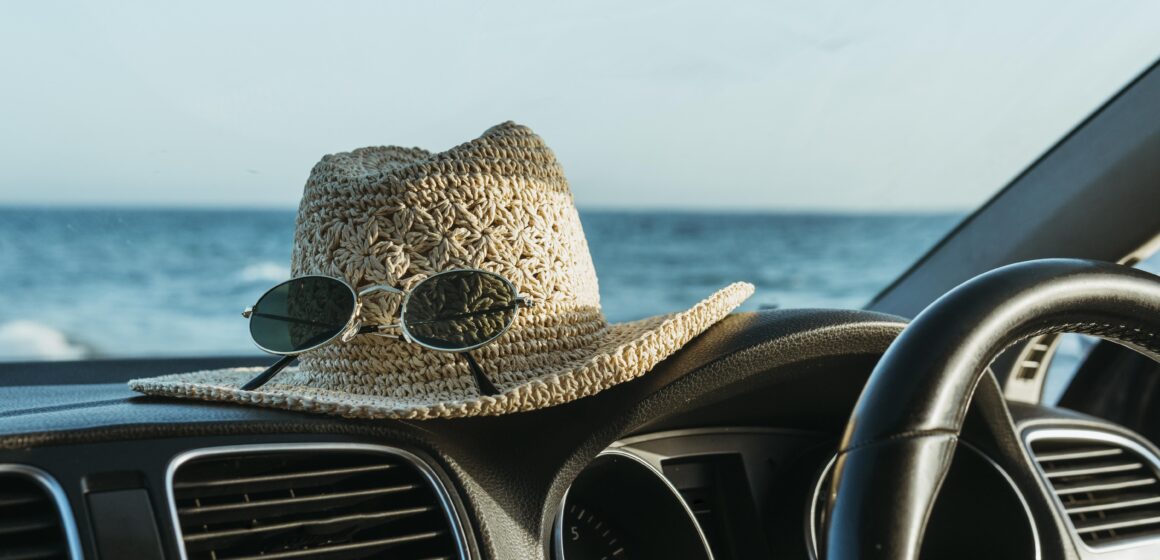 hat-sunglasses-car-board Viajes y delivery a playas crecen con fuerza este verano: inDrive registra incrementos de más del 50% en demanda