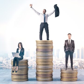 happy-businesspeople-standing-on-golden-coins-on-c-2026-01-11-08-45-02-utc Pago de utilidades: ¿Quiénes la reciben y que empresas podrían pagar 18 sueldos?