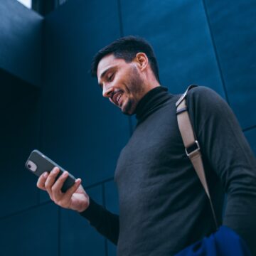 Portrait of a Handsome Man Waiting by the Office Building and Reading a Text Message Movistar lidera el ranking de indicadores 5G en el mes de marzo