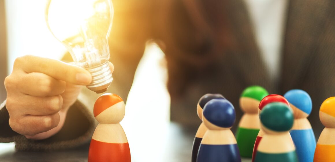 a-woman-holding-and-putting-a-light-bulb-over-one-2026-03-16-00-37-10-utc La venta directa gana fuerza entre los jóvenes e impulsa nuevas formas de desarrollo profesional