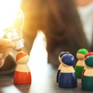 a-woman-holding-and-putting-a-light-bulb-over-one-2026-03-16-00-37-10-utc La venta directa gana fuerza entre los jóvenes e impulsa nuevas formas de desarrollo profesional