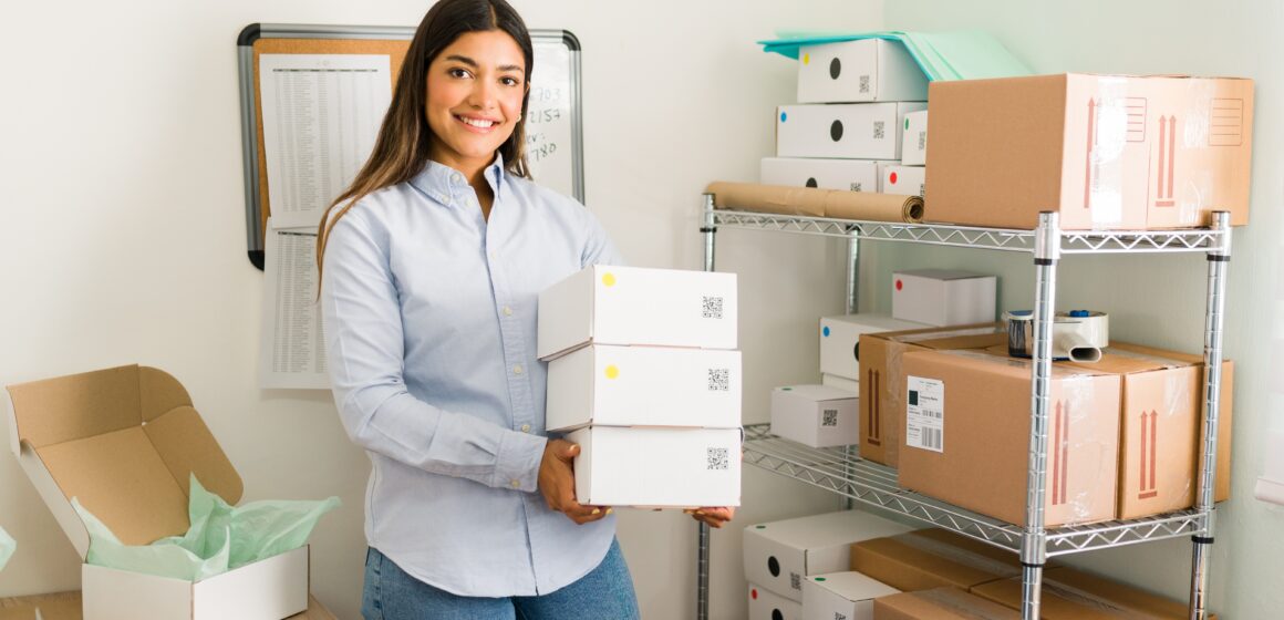 Young woman owner of an online beauty shop Más del 20% de los negocios en Rappi son pequeños emprendimientos en crecimiento