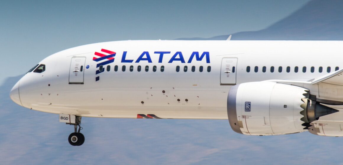 LATAM Airlines Perú y Booking suscriben alianza para realizar reservas hoteleras a través de la página web y el aplicativo de la aerolínea