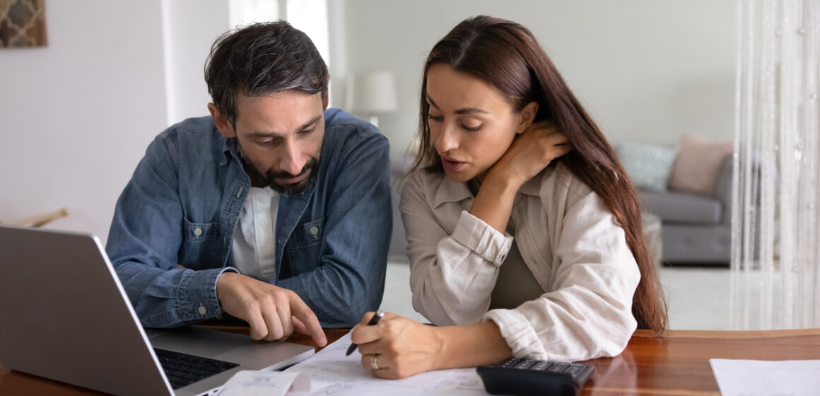Serious young middle aged couple analyzing personal domestic budget Retiro de CTS: una oportunidad para fortalecer las finanzas personales