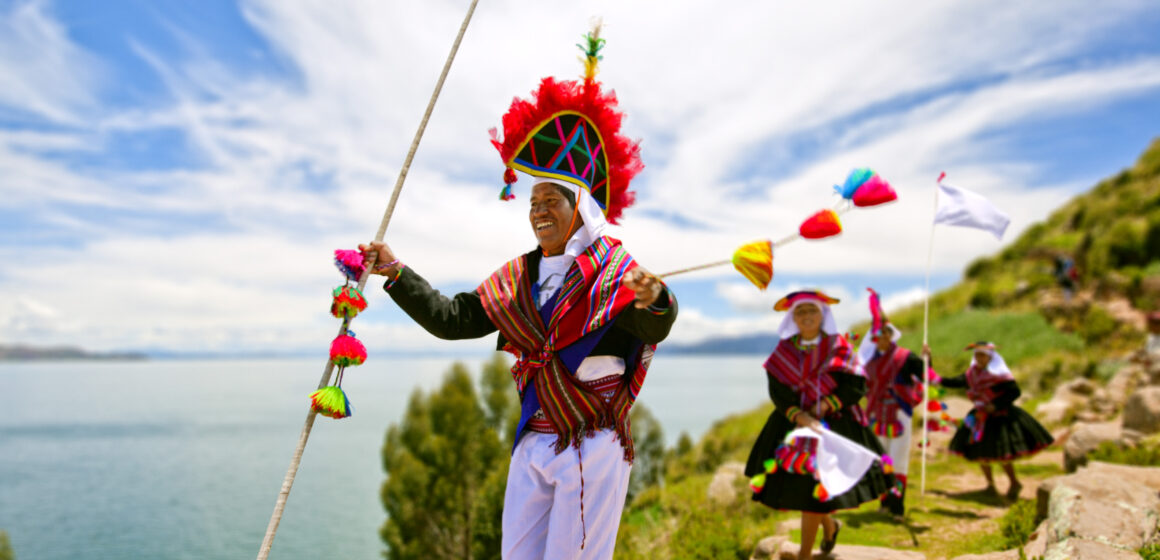 Danzantes de la Comunidad de Taquile PROMPERÚ: Importante diario italiano, puso en valor la diversidad natural, cultural y paisajística del Perú