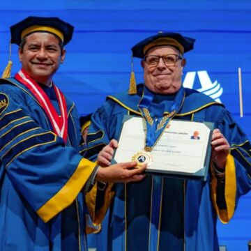 WhatsApp Image 2026-05-05 at 5.27.14 PM UPeU otorgó el grado de Doctor Honoris Causa a Julio Velarde Flores en el marco de sus 107 años de vida institucional