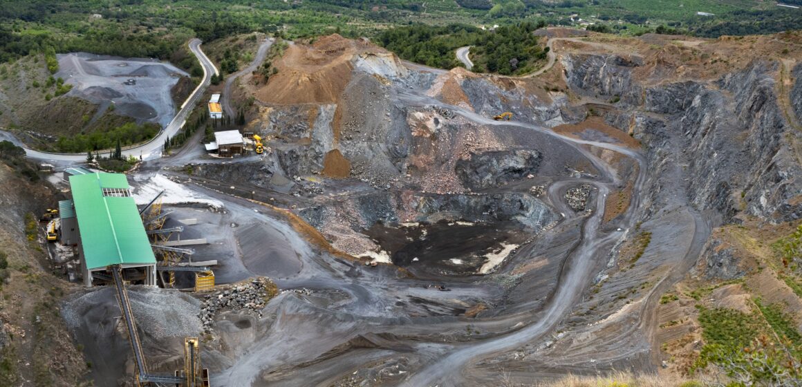 Stone quarry located on the bottom of a mountainside. IPE: Operaciones sospechosas por minería ilegal se multiplicaron por ocho en una década