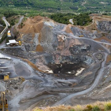 Stone quarry located on the bottom of a mountainside. IPE: Operaciones sospechosas por minería ilegal se multiplicaron por ocho en una década