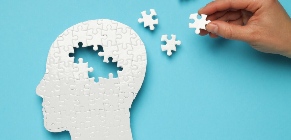 Puzzle head with missing elements on a blue background Inteligencia emocional y liderazgo: competencias que fortalecen la productividad en las empresas