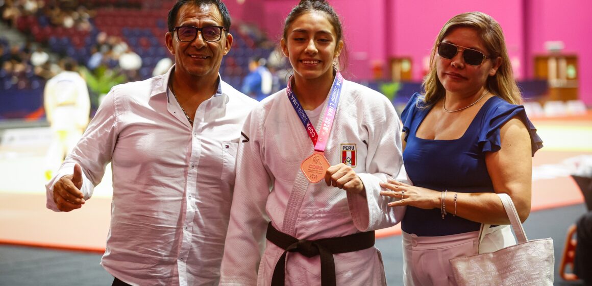 3 HILARY Y SUS PADRES ¡Judoca Hilary Lam se ubica en el primer lugar del ranking mundial!