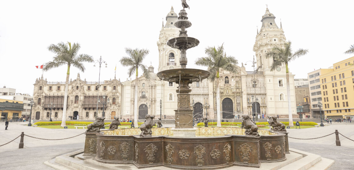 Pileta de la PLaza de Armas de Lima Patronato de Lima: El Centro Histórico requiere más de S/4,400 millones para recuperar sus inmuebles en riesgo