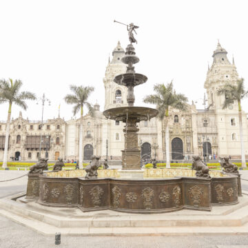 Pileta de la PLaza de Armas de Lima Patronato de Lima: El Centro Histórico requiere más de S/4,400 millones para recuperar sus inmuebles en riesgo