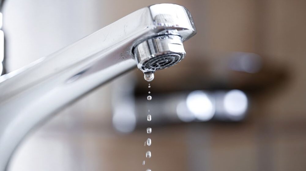 ¿Tu llave gotea? No solo pierdes dinero, la corrosión también puede afectar la calidad del agua en tu hogar