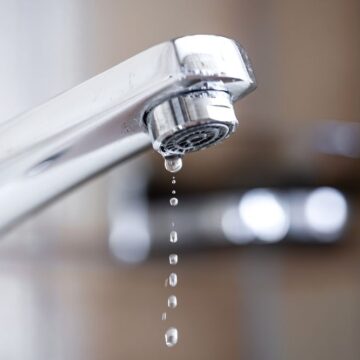 ¿Tu llave gotea? No solo pierdes dinero, la corrosión también puede afectar la calidad del agua en tu hogar