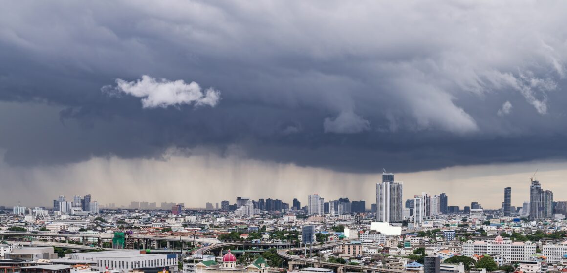 a-heavy-storm-with-rain-and-dramatic-atmosphere-cl-2026-01-06-09-31-27-utc (1) El 94% de economistas considera que el gobierno saliente no tomó las medidas necesarias para enfrentar El Niño