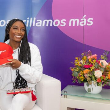 PROMPERÚ presenta Marca Perú a Simone Biles (1) PROMPERÚ presenta la Marca Perú a la campeona olímpica Simone Biles en su visita al país