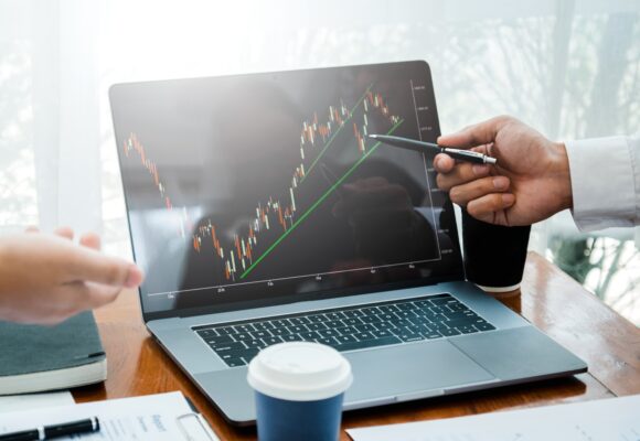 business-analysis-on-laptop-screen-with-data-2026-01-07-06-07-09-utc Inversiones.io alista nueva alternativa para invertir en proyectos inmobiliarios con rentabilidad del 10% en dólares