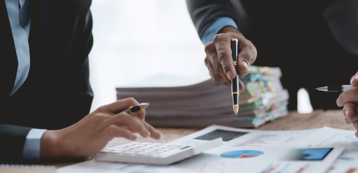 business-professionals-analyzing-data-during-a-mee-2026-01-08-06-26-56-utc Inversiones.io alista nueva alternativa para invertir en proyectos inmobiliarios con rentabilidad del 10% en dólares