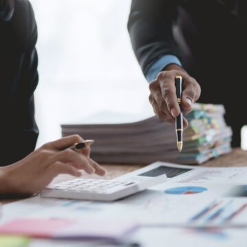 business-professionals-analyzing-data-during-a-mee-2026-01-08-06-26-56-utc Inversiones.io alista nueva alternativa para invertir en proyectos inmobiliarios con rentabilidad del 10% en dólares