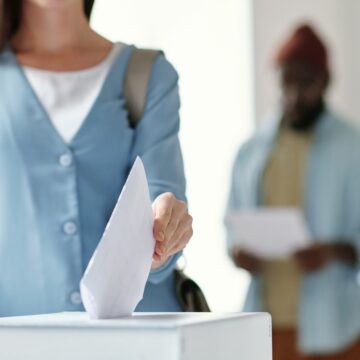 young-woman-casts-ballot-at-polling-station-2026-03-23-23-01-03-utc Más de 26 millones de peruanos irán a las urnas el 4 de octubre: el voto joven marcará el rumbo de las Elecciones 2026