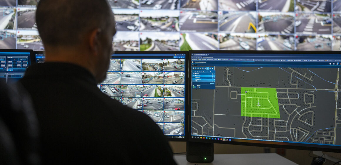 2024-nampa-public-safety-real-time-crime-center-operator-commandcentral-aware-2044-2048x2048 Cinco beneficios de una Central 911 para responder mejor ante una emergencia