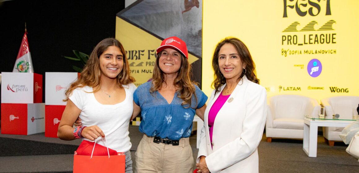 PROMPERÚ entrega la licencia de uso de la Marca Perú a Sofía Mulánovich para fortalecer la promoción del país a través del surf