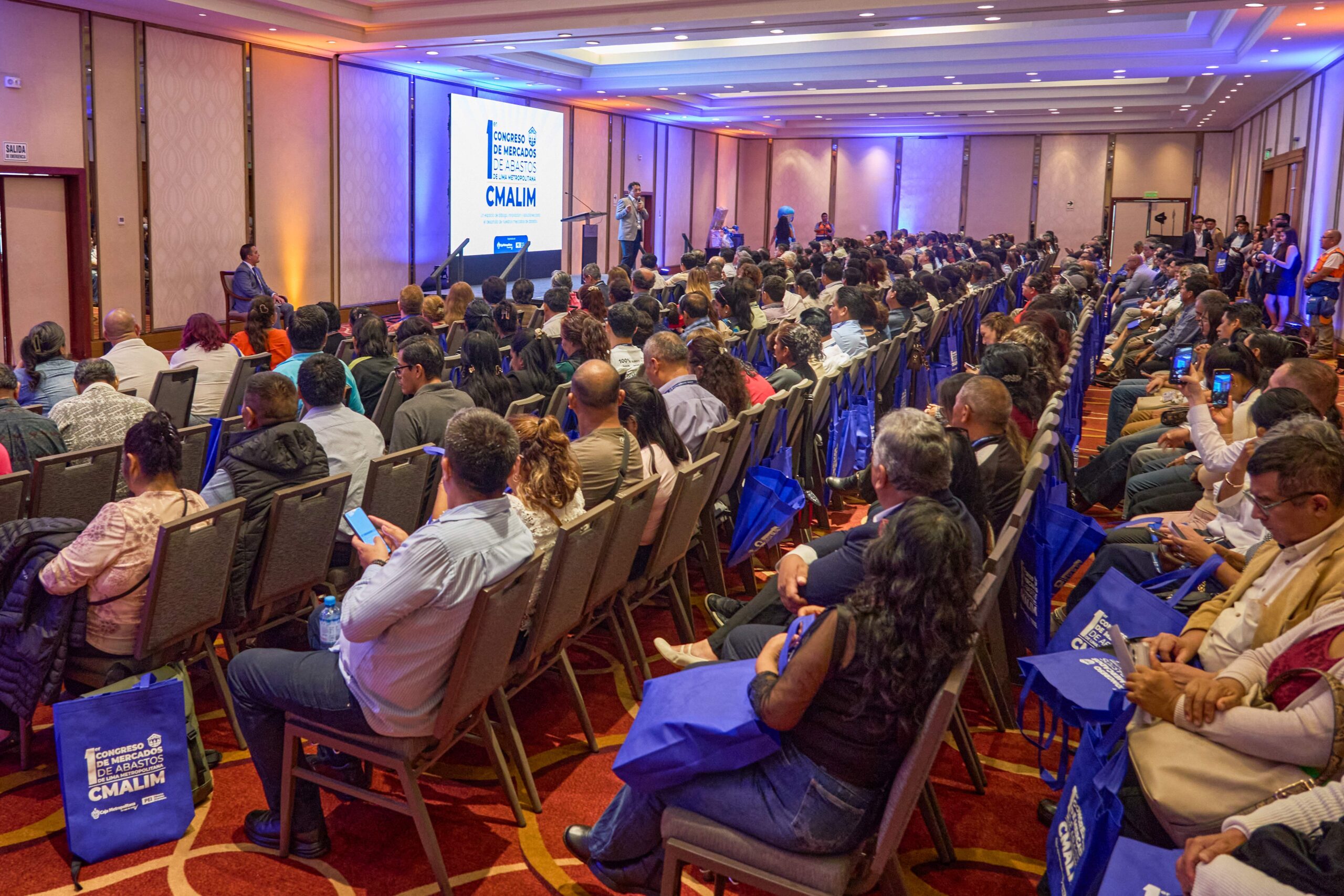 Foto Caja Mercados 1B.jpg Más de 400 comerciantes fueron capacitados en el Primer Congreso de Mercado de Abastos de la Caja Metropolitana