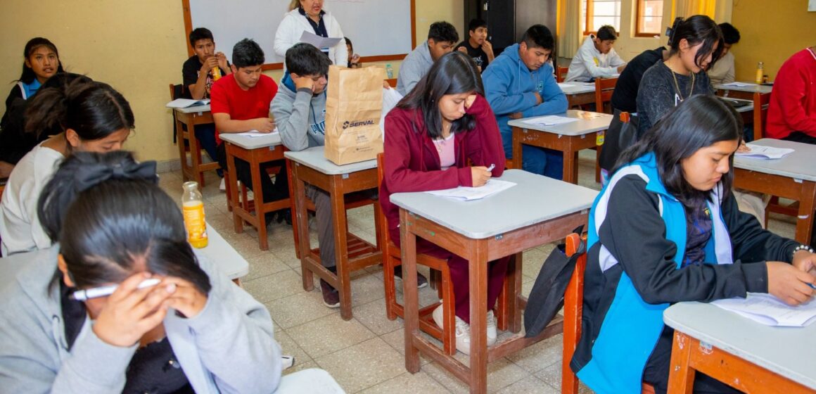 Jóvenes en situación de pobreza accederán a herramientas tecnológicas para preparación preuniversitaria, tras alianza entre Juntos y Kuantum
